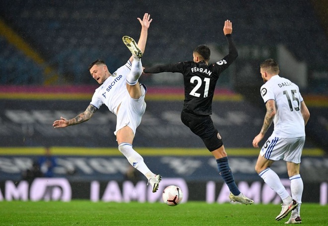 H&agrave;ng thủ tiếp tục mắc lỗi, &ocirc;ng lớn Man City h&ograve;a thất vọng trước t&acirc;n binh Leeds - Ảnh 4.