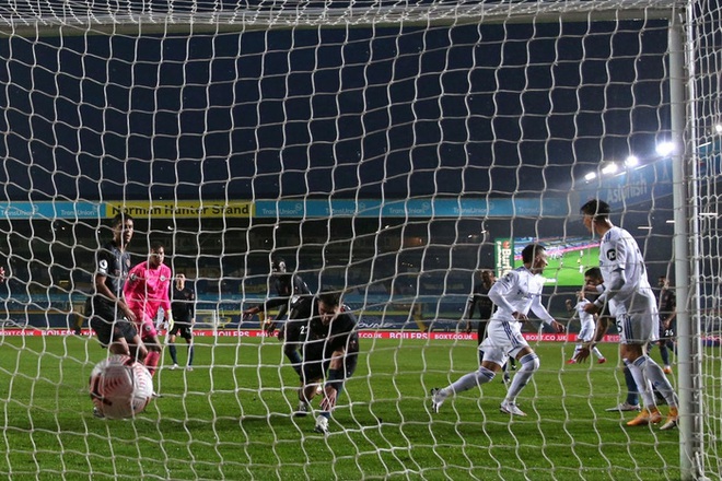 H&agrave;ng thủ tiếp tục mắc lỗi, &ocirc;ng lớn Man City h&ograve;a thất vọng trước t&acirc;n binh Leeds - Ảnh 6.