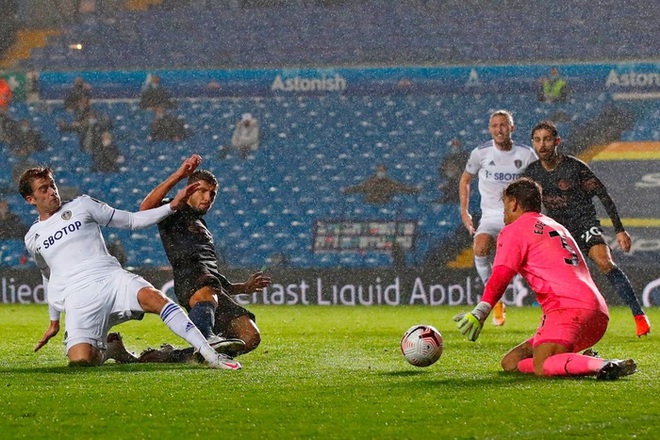 H&agrave;ng thủ tiếp tục mắc lỗi, &ocirc;ng lớn Man City h&ograve;a thất vọng trước t&acirc;n binh Leeds - Ảnh 9.
