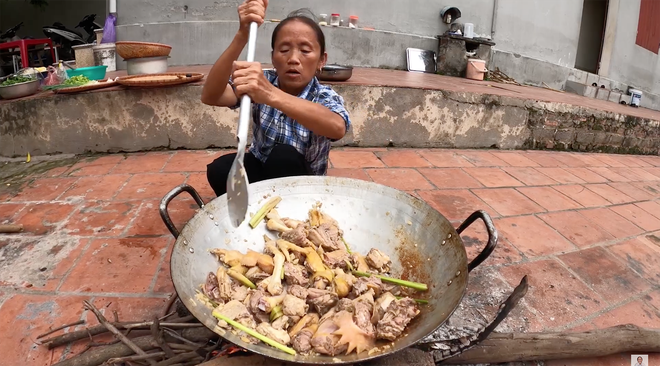 Lắm lùm xùm nhưng cũng cực kỳ hài hước: Xem một clip của Bà Tân Vlog mà đứng hình vài lần vì cách miêu tả của bà - Ảnh 6.