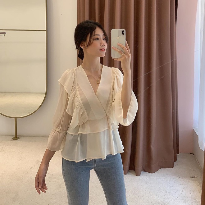 Chỉ bỏ ra từ 300k, các nàng đã sắm được áo blouse tiểu thư đẹp mê để đi cà phê trà bánh sống ảo cuối tuần - Ảnh 1.