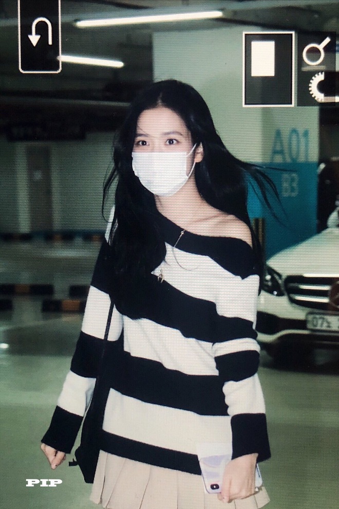 Hoa hậu Jisoo (BLACKPINK) lộ ảnh chụp vội đi làm: Trễ nải khoe vai nõn nà, khoảnh khắc tóc bay đẹp đến mức đèn flash dìm không nổi - Ảnh 7.