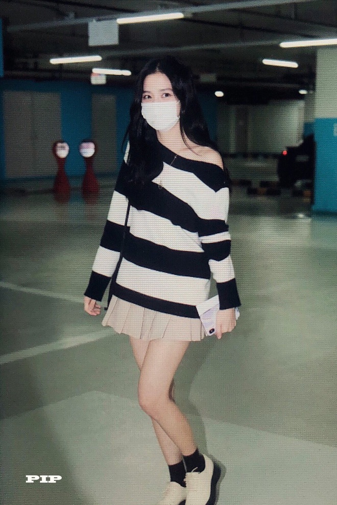 Hoa hậu Jisoo (BLACKPINK) lộ ảnh chụp vội đi làm: Trễ nải khoe vai nõn nà, khoảnh khắc tóc bay đẹp đến mức đèn flash dìm không nổi - Ảnh 2.