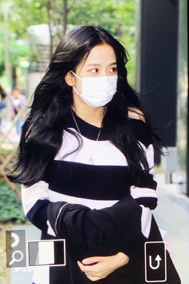 Hoa hậu Jisoo (BLACKPINK) lộ ảnh chụp vội đi làm: Trễ nải khoe vai nõn nà, khoảnh khắc tóc bay đẹp đến mức đèn flash dìm không nổi - Ảnh 4.