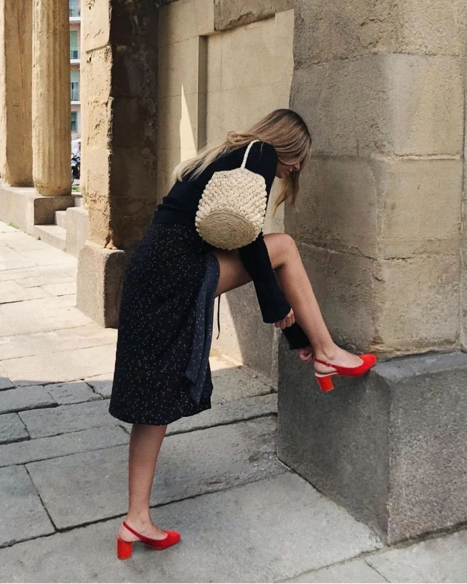 Hãy sắm 1 đôi giày đỏ: Style của bạn sẽ được nâng tầm sang chảnh như gái Pháp - Ảnh 2.