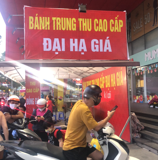 Hà Nội: Bánh Trung thu xả hàng giảm 50%, đồng giá 25.000 đồng/chiếc bên lề đường - Ảnh 1.