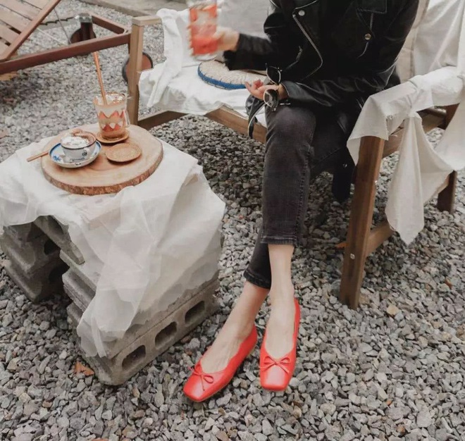 Hãy sắm 1 đôi giày đỏ: Style của bạn sẽ được nâng tầm sang chảnh như gái Pháp - Ảnh 10.