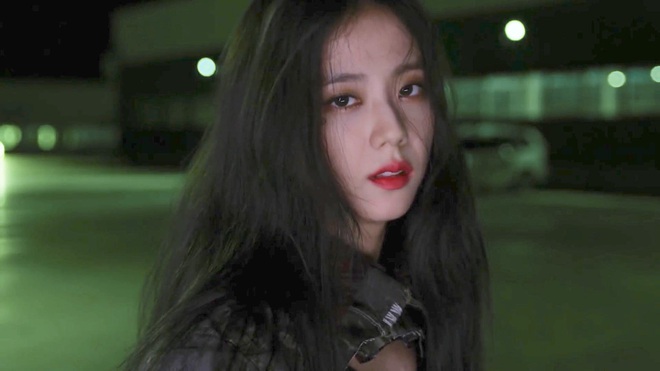 Hoa hậu Jisoo (BLACKPINK) lộ ảnh chụp vội đi làm: Trễ nải khoe vai nõn nà, khoảnh khắc tóc bay đẹp đến mức đèn flash dìm không nổi - Ảnh 15.