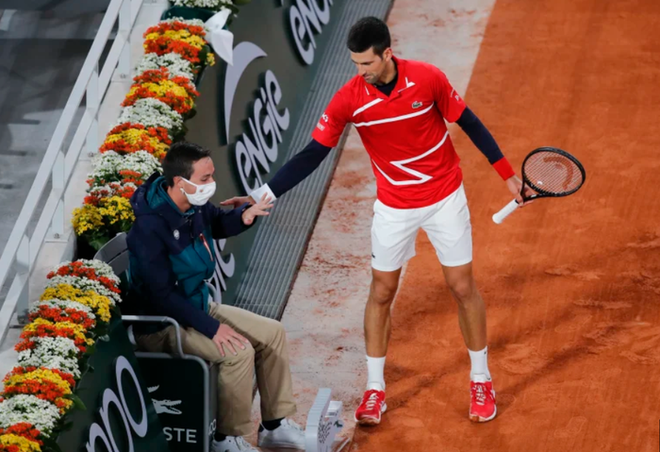 Tay vợt số 1 thế giới lại đánh bóng mạnh vào mặt trọng tài ở Roland Garros - Ảnh 2.