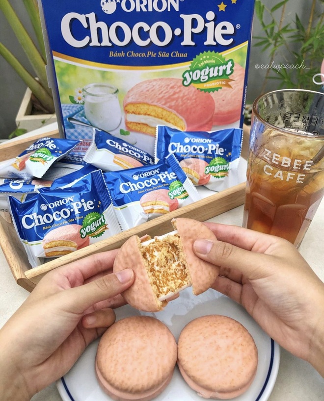 Ăn thử bánh Choco Pie Yogurt đang gây bão MXH: Tưởng sữa chua mà toàn vị dâu, mùi y hệt bánh xốp cổng trường gây thất vọng - Ảnh 4.