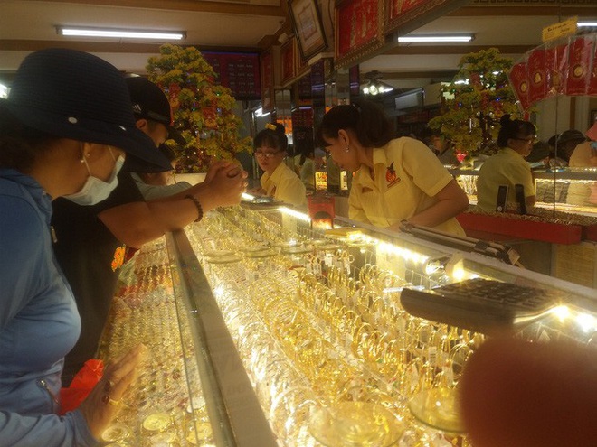 Gi&aacute; v&agrave;ng h&ocirc;m nay 7-10: &ldquo;Bay hơi&rdquo; gần 1 triệu đồng/lượng chỉ sau một đ&ecirc;m - Ảnh 1.
