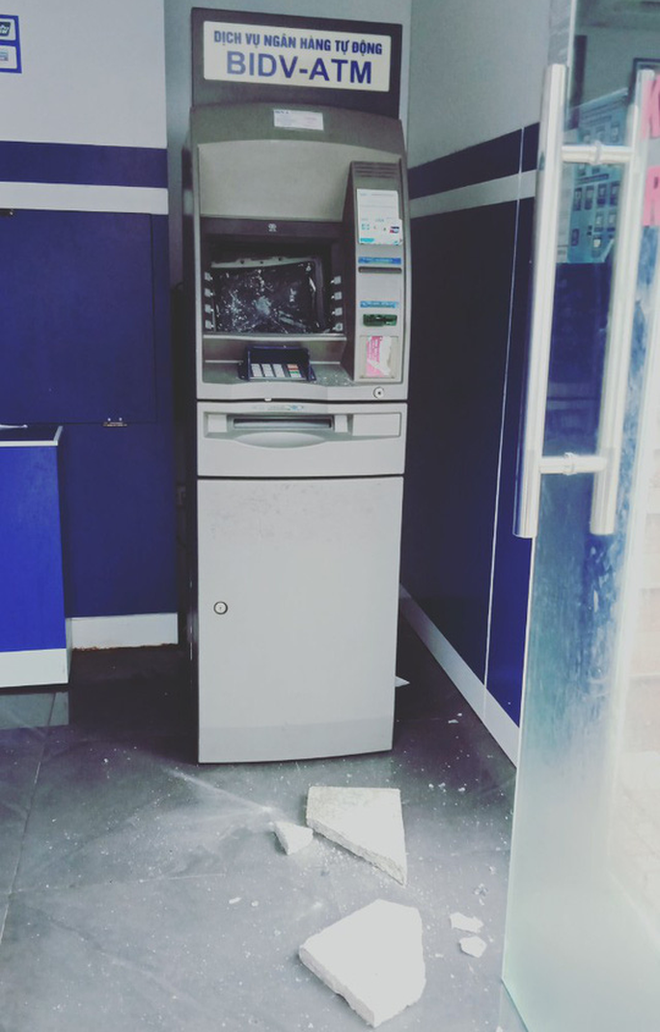 Kẻ lạ dùng đá ném vỡ máy ATM ở Vũng Tàu - Ảnh 1.