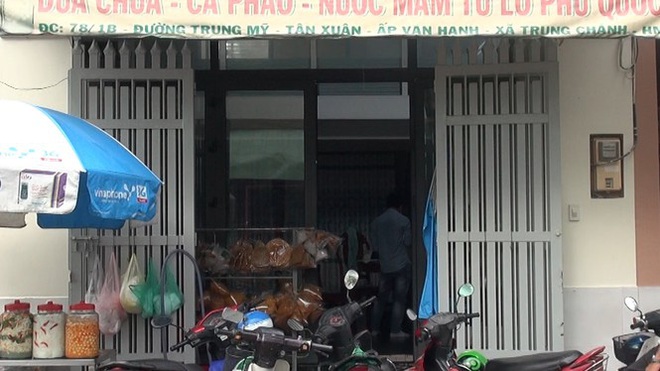 Người đ&agrave;n &ocirc;ng r&uacute;t s&uacute;ng, l&ecirc;n đạn giữa đường l&agrave;m nhiều người th&oacute;t tim - Ảnh 1.