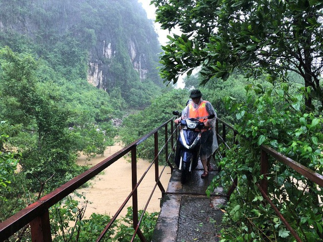 Quảng Bình: Nhiều bản làng bị cô lập, chia cắt do lũ lớn, hàng ngàn học sinh nghỉ học - Ảnh 3.