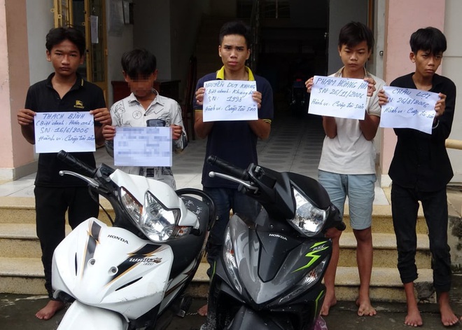 Thiếu niên 16 tuổi cầm đầu băng nhóm chuyên chặn xe chém người, cướp tài sản ở Sài Gòn - Ảnh 2.
