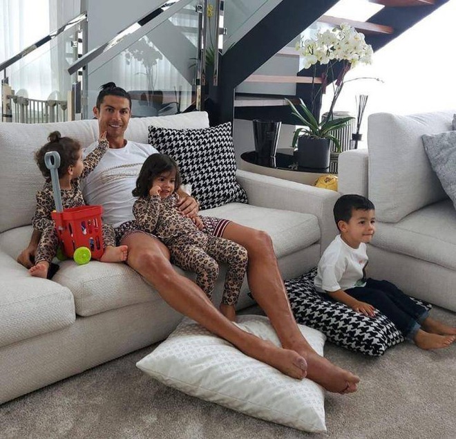 Kẻ trộm đột nhập dinh thự trị giá 210 tỷ của Ronaldo, bất ngờ với vật dụng bị lấy đi - Ảnh 1.