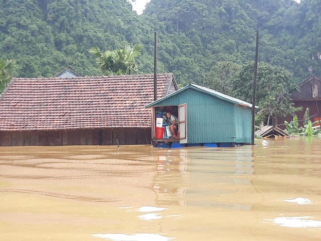 Hơn 100 nh&agrave; d&acirc;n v&ugrave;ng rốn lũ T&acirc;n H&oacute;a ch&igrave;m trong biển nước - Ảnh 3.