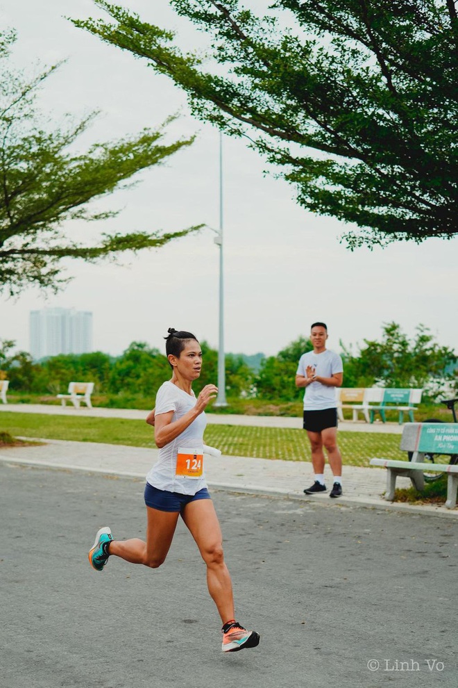Nguyễn Linh Chi: Khi đuối sức mình hay nghĩ về những cuộc đua khó khăn hơn, không phải là chạy. Chạy là dễ nhất rồi! - Ảnh 3.