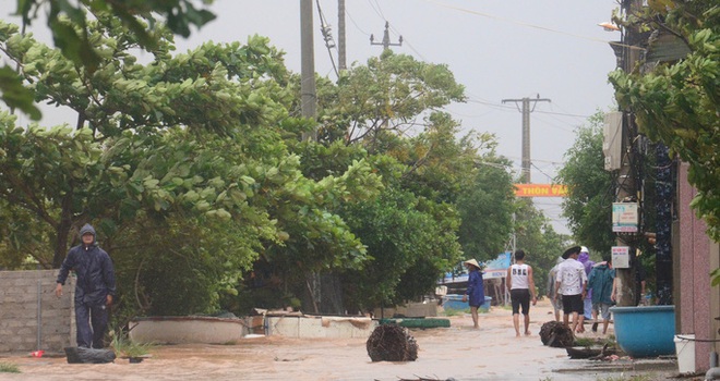 Hơn 100 nh&agrave; d&acirc;n v&ugrave;ng rốn lũ T&acirc;n H&oacute;a ch&igrave;m trong biển nước - Ảnh 4.