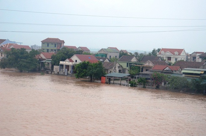 Hơn 100 nh&agrave; d&acirc;n v&ugrave;ng rốn lũ T&acirc;n H&oacute;a ch&igrave;m trong biển nước - Ảnh 5.