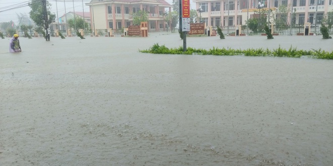 Huế: 1 người mất tích, 4 người bị thương và 1.100 nhà dân bị ngập lụt - Ảnh 1.