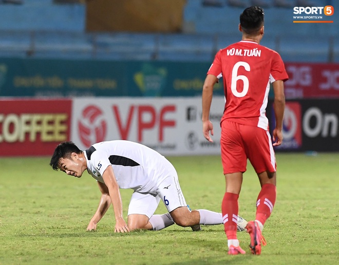 Xuân Trường buồn bã đứng nhìn bố mẹ từ xa, vẫy tay gọi nhưng cũng đành bất lực vì có quá đông CĐV - Ảnh 8.