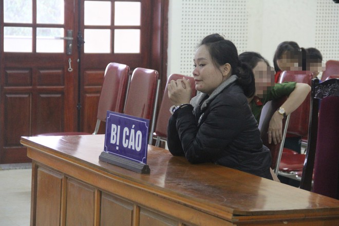 Nước mắt ân hận của nữ bị cáo được gặp con gái 7 tuổi tại tòa - Ảnh 2.