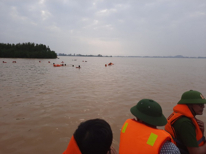 Tìm thấy thi thể con trai bị nước cuốn trôi khi thả lưới cùng bố - Ảnh 1.