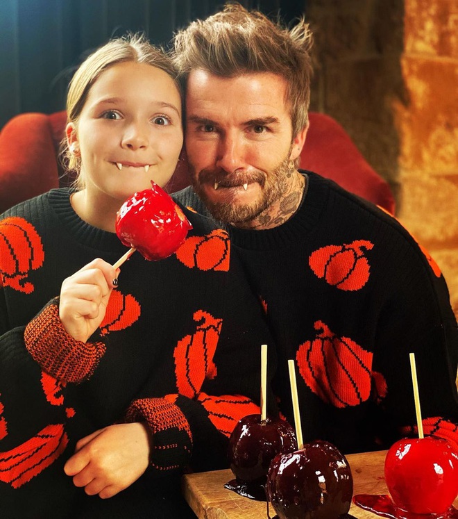 Điển trai cũng là cái khổ: David Beckham kỳ công lên đồ để dọa các fan dịp Halloween, các fan chẳng những không sợ lại còn thi nhau vào thả tim - Ảnh 1.