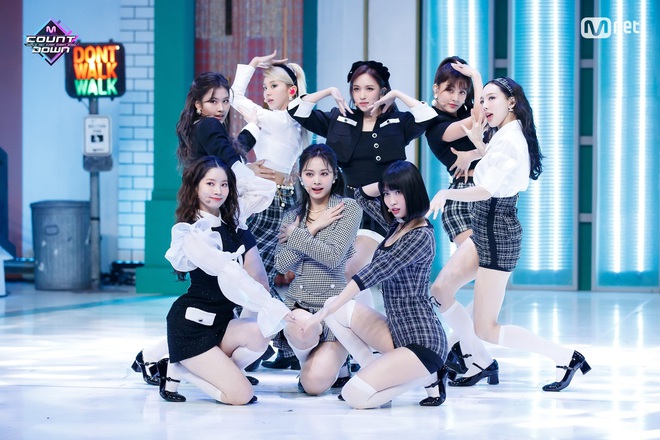 Fan cuối cùng cũng đợi được đến ngày để... khen stylist TWICE: Trang phục sang - xịn - mịn, nâng tầm visual gấp bội - Ảnh 4.