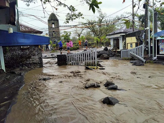 Siêu bão Goni “gầm rú” ở Philippines, số người thiệt mạng tăng lên - Ảnh 1.