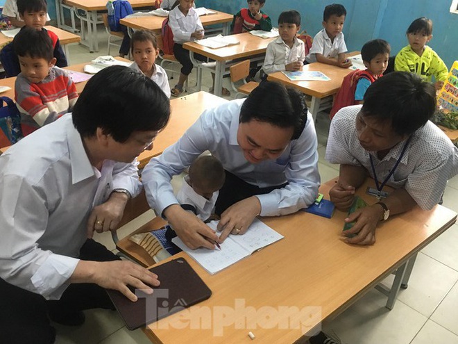 Bộ trưởng Giáo dục chia buồn tới gia đình và nhà trường học sinh tí hon nhất Việt Nam - Ảnh 1.
