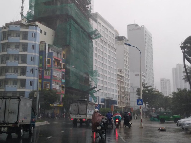Bão đổ bộ vào Khánh Hòa, TP. Nha Trang mưa to, gió lớn, nhiều nơi mất điện - Ảnh 1.