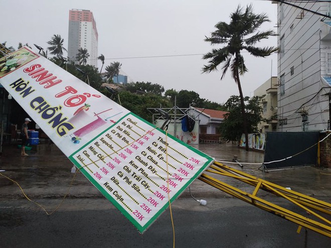 Bão đổ bộ vào Khánh Hòa, TP. Nha Trang mưa to, gió lớn, nhiều nơi mất điện - Ảnh 2.