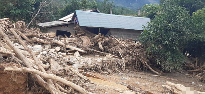 Quảng Trị: Di dời khẩn cấp 45 hộ dân vì núi xuất hiện vết nứt nguy hiểm - Ảnh 1.