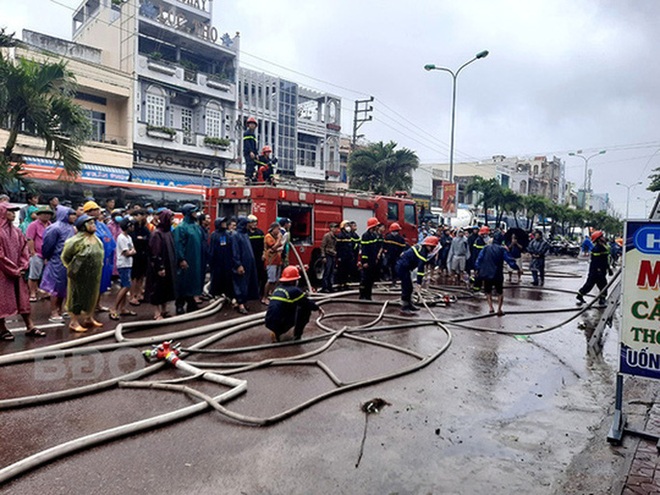 Bình Định xảy ra 2 vụ cháy nhà trong cơn bão số 12 - Ảnh 1.