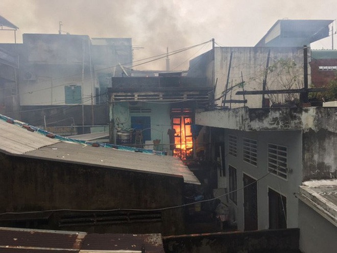 Bình Định xảy ra 2 vụ cháy nhà trong cơn bão số 12 - Ảnh 2.