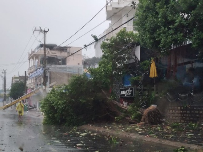 Bão đổ bộ vào Khánh Hòa, TP. Nha Trang mưa to, gió lớn, nhiều nơi mất điện - Ảnh 3.