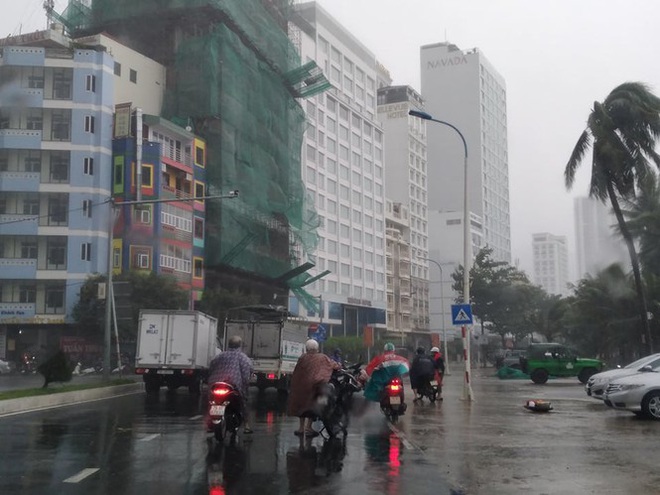 Bão đổ bộ vào Khánh Hòa, TP. Nha Trang mưa to, gió lớn, nhiều nơi mất điện - Ảnh 8.