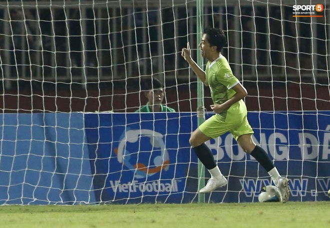 Cris Phan ghi bàn đẹp khó tin vào lưới “thủ môn” tuyển Việt Nam - Ảnh 3.
