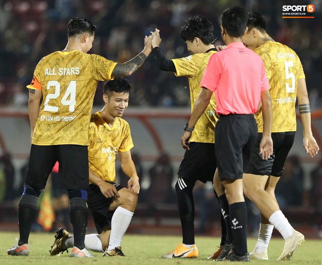Đóng vai thủ môn bất đắc dĩ, Hà Đức Chinh bị đội của Jack cho "ăn hành" - Ảnh 9. Đóng vai thủ môn bất đắc dĩ, Hà Đức Chinh bị đội của Jack cho "ăn hành" - Ảnh 9.