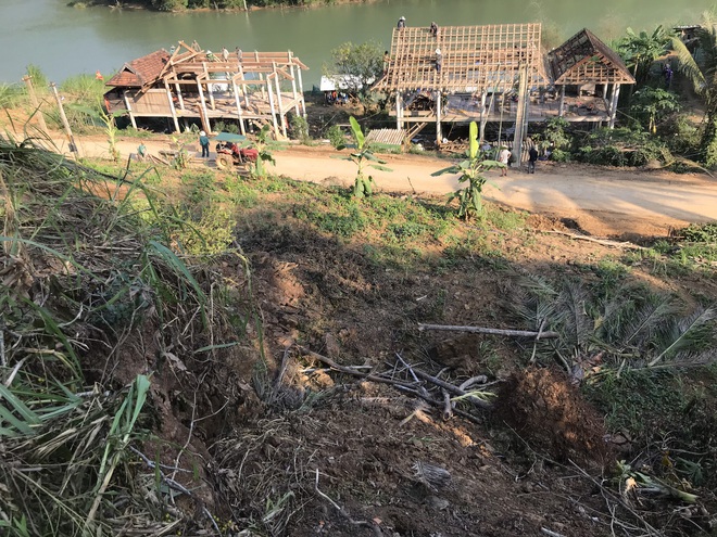 Ngọn n&uacute;i xuất hiện vết nứt lớn, sụt s&acirc;u 2m đe dọa h&agrave;ng chục hộ d&acirc;n - Ảnh 11.