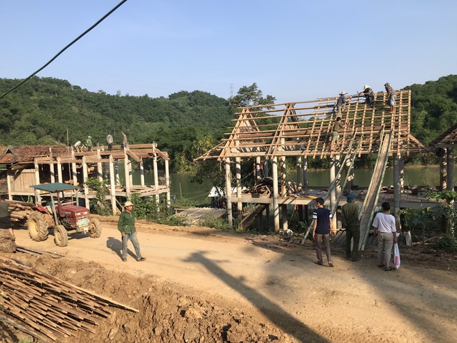Ngọn n&uacute;i xuất hiện vết nứt lớn, sụt s&acirc;u 2m đe dọa h&agrave;ng chục hộ d&acirc;n - Ảnh 12.