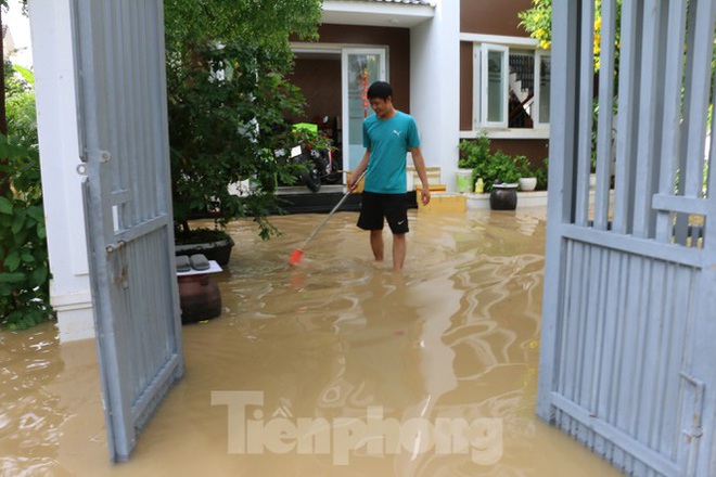 Bão tan nhưng dân phố biển Nha Trang vẫn bì bõm nơi nước ngập - Ảnh 7.