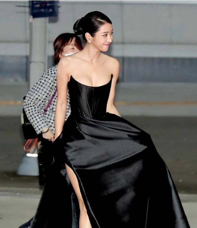 DRESS UP - Seo Ye Ji khoe vòng 1 sexy ngạt thở thì Trương Thiên Ái cũng "một chín một mười" - timdamdep.com 3
