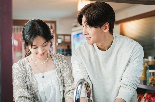 T&igrave;m ra couple nhan sắc ho&agrave;n hảo nhất Kbiz: Ji Chang Wook v&agrave; nữ thần Hậu Duệ Mặt Trời s&oacute;ng đ&ocirc;i, visual đ&ograve;i mạng hay g&igrave;? - Ảnh 3.