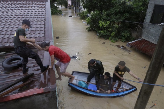 Thủ đô Manila của Philippines chứng kiến trận lụt tồi tệ nhất trong nhiều năm do bão Vamco - Ảnh 1.