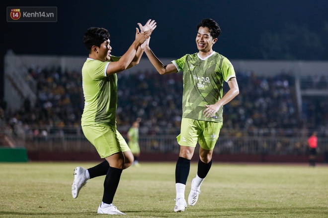 Cris Phan toả sáng, ghi bàn đẳng cấp tại trận đấu All Star, nhận mưa lời khen từ Mai Quỳnh Anh cùng dàn sao Việt - Ảnh 5.