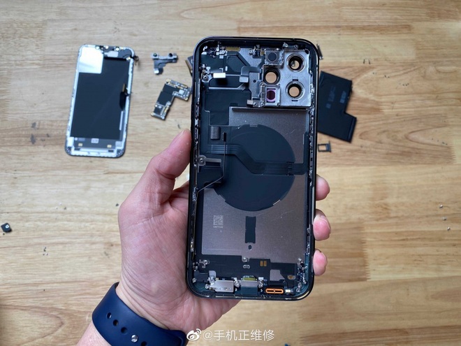 Mổ bụng iPhone 12 Pro Max, lộ thiết kế ngược đời và viên pin gây thất vọng - Ảnh 5.
