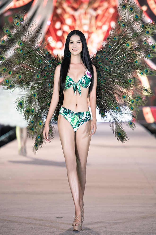 Nóng hừng hực Top 35 HHVN 2020 trình diễn bikini như Victoria’s Secret: Người khoe vòng 1 siêu khủng, kẻ lộ khuyết điểm rõ rệt - Ảnh 3.